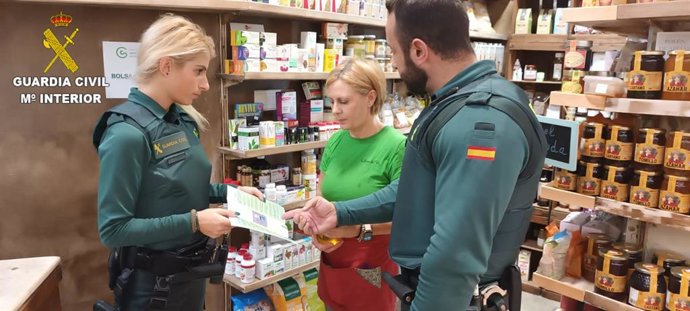 La Guardia Civil refuerza la seguridad en las compras navideñas en las grandes superficies y en el pequeño comercio para garantizar unas fiestas más seguras
