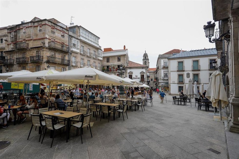 Archivo - Varias personas en una terraza de Vigo, a 26 de junio de 2021, en Pontevedra, Galicia.