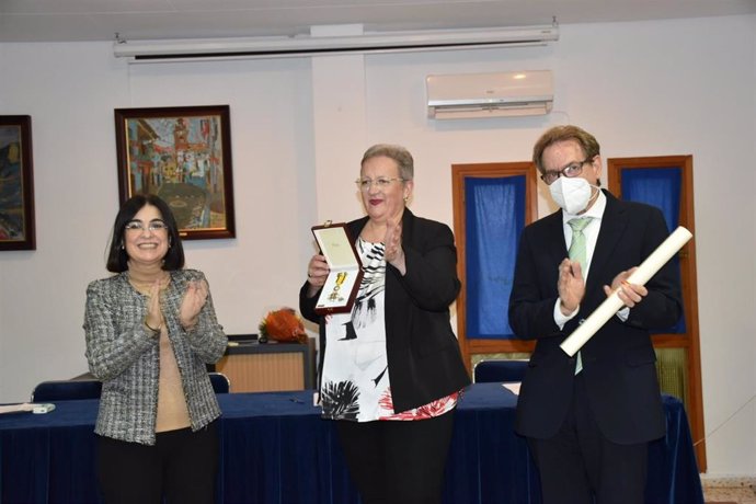 La doctora Amparo Máñez con la Cruz Sencilla de la Orden Civil de Sanidad, junto a la ministra de Sanidad, Carolina Darias.