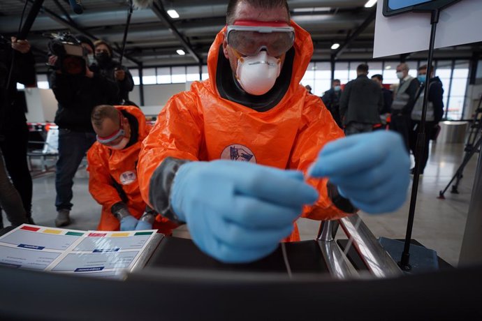 Archivo - 15 October 2021, Hamburg: Emergency forces record patient data  during a large-scale exercise to prepare for emergencies in epidemic protection at the Cruise Center Steinwerder terminal in the Port of Hamburg. The emergency forces and authorit