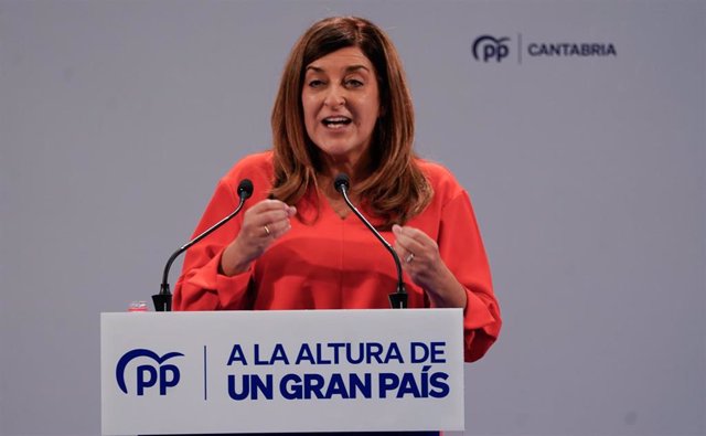 La presidenta del PP de Cantabria, María José Sáenz de Buruaga, en la cena de Navidad del partido
