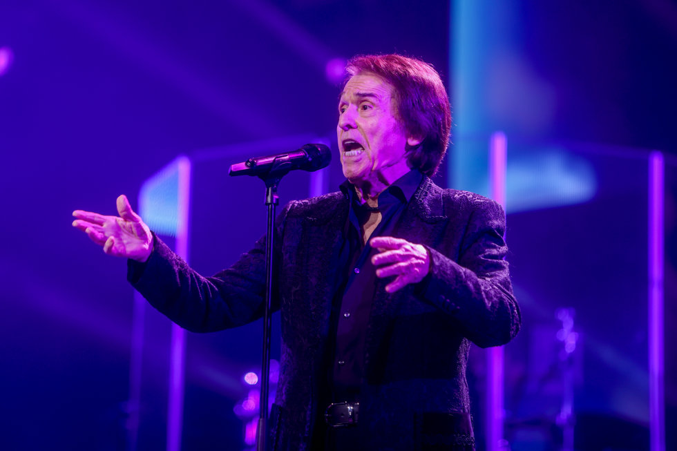 El cantante Raphael actúa en el Wizink Center, a 17 de diciembre de 2022, en Madrid, (España). 