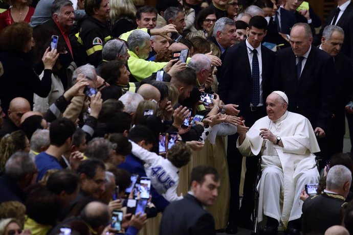 10 December 2022, Vatican, Vatican City: Pope Francis greets faithfuls during an audience with a delegation of Italian fire fighters in the Hall Paul VI. Photo: Evandro Inetti/ZUMA Press Wire/dpa