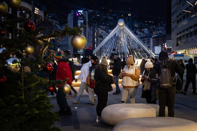 Numerosas personas pasean