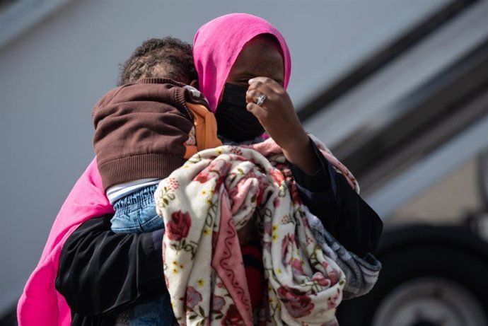 Una mujer etíope y su hijo regresan a Etiopía tras su expulsión de Arabia Saudí