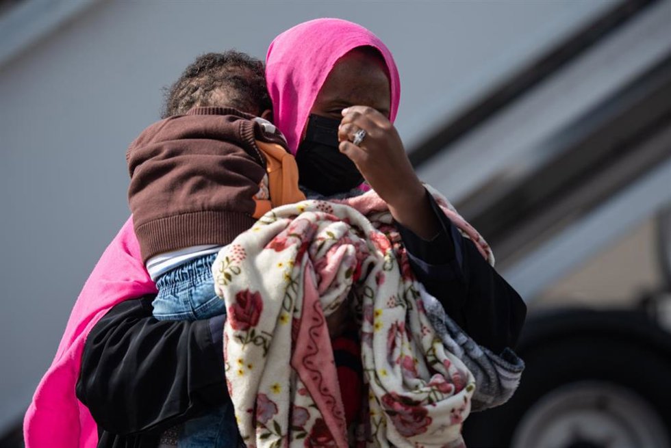 Una mujer etíope y su hijo regresan a Etiopía tras su expulsión de Arabia Saudí