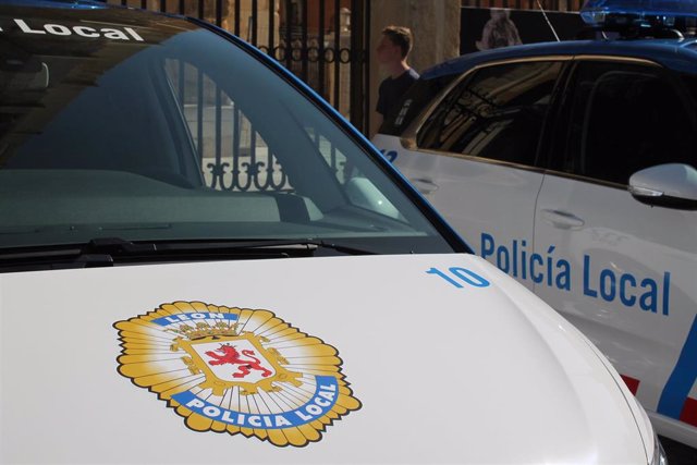 Archivo - Vehículo de la Policía Local de León