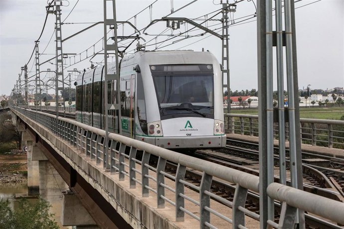 Archivo - Un convoy del Metro, en un tramo en superficie.