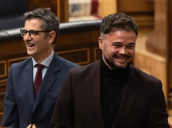 El portavoz de ERC en el Congreso de los Diputados, Gabriel Rufián (i) y el ministro de la Presidencia, Relaciones con las Cortes y Memoria Democrática, Félix Bolaños (d), durante una sesión plenaria