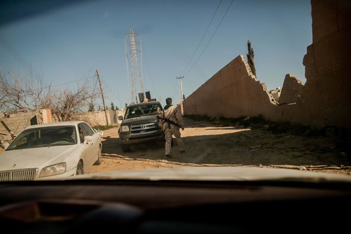 Archivo - FILED - 11 February 2020, Libya, Tripoli: A fighter of Libya's UN-backed Government of National Accord (GNA) of Fayez al-Sarraj, takes his position during clashes with forces of the self-styled Libyan National Army (LNA) led by Libyan strongma