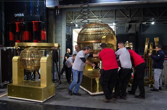 Personal de mantenimiento desplaza uno de los bombos del Sorteo Extraordinario de Navidad en el Teatro Real, a 14 de diciembre de 2022, en Madrid (España). El Sorteo Extraordinario de Navidad, que se celebra el 22 de diciembre, se retransmitirá por RTVE