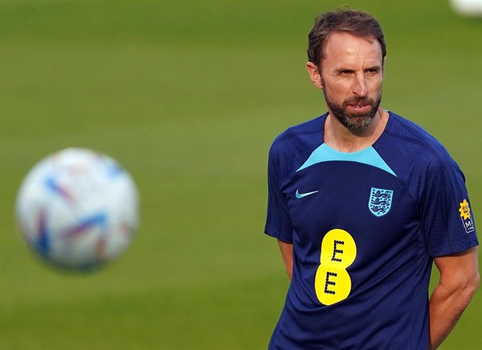 07 December 2022, Qatar, Al Wakrah: England manager Gareth Southgate leads a training session at the Al Wakrah Sports Complex as part of their preparations for the FIFA World Cup Qatar 2022 Quarter Finals soccer match against France. Photo: Adam Davy/PA