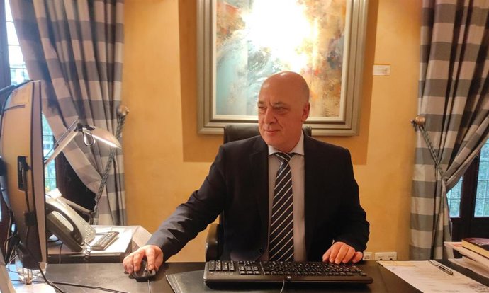 El presidente de la Diputación de Córdoba, Antonio Ruiz, trabajando en su despacho del Palacio de la Merced.