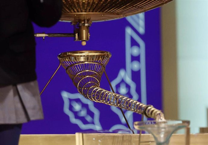 Archivo - Una de las bolas del Sorteo Extraordinario de la Lotería de Navidad 2021 en el Teatro Real de Madrid