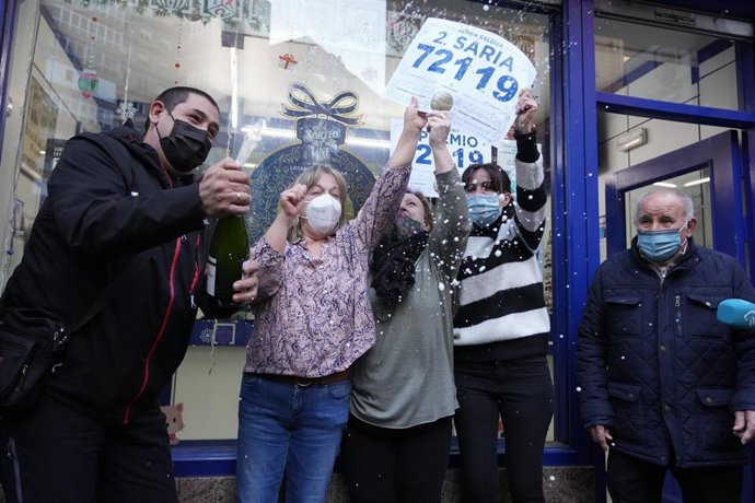 Archivo - Tres empleadas de la administración situada en la calle Nagusia de Basauri celebran que han vendido parte del número 72119 correspondiente al Segundo Premio del Sorteo Extraordinario de la Lotería de Navidad de 2021
