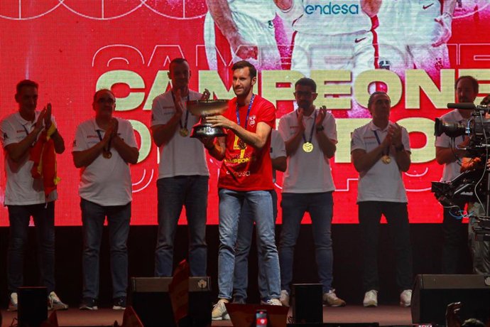 Archivo - Rudy Fernández con el trofeo de campeones del Eurobasket durante la celebración en Madrid