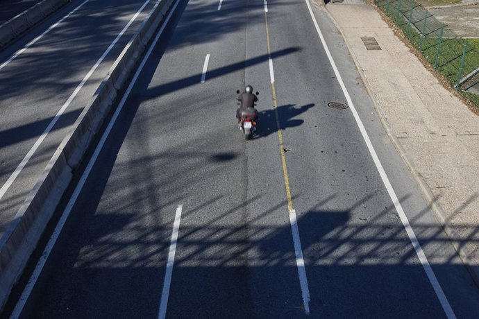 Archivo - Una moto circula per una carretera en una imatge d'arxiu