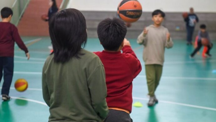 Imagen de recurso de niños realizando deporte