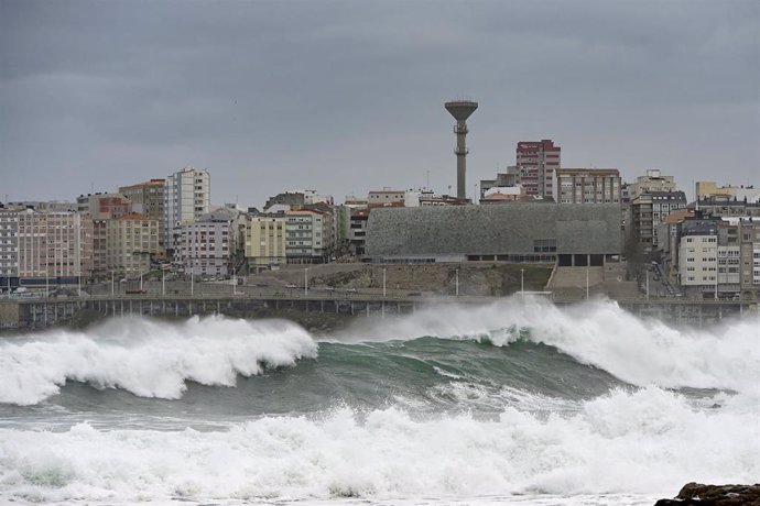 Archivo - Fuertes vientos y  oleaje en A Coruña, a 8 de enero de 2022, en A Coruña, Galicia.