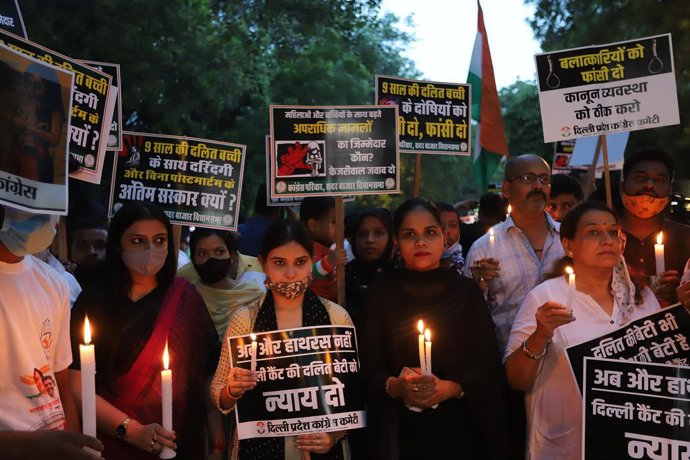Archivo - 04 August 2021, India, Delhi: The Indian Youth Congress members march with lit candles and placards during a silent demonstration against Delhi Chief Minister Arvind Kejriwal and Indian Prime Minister Narendra Modi's silence on the issue of th