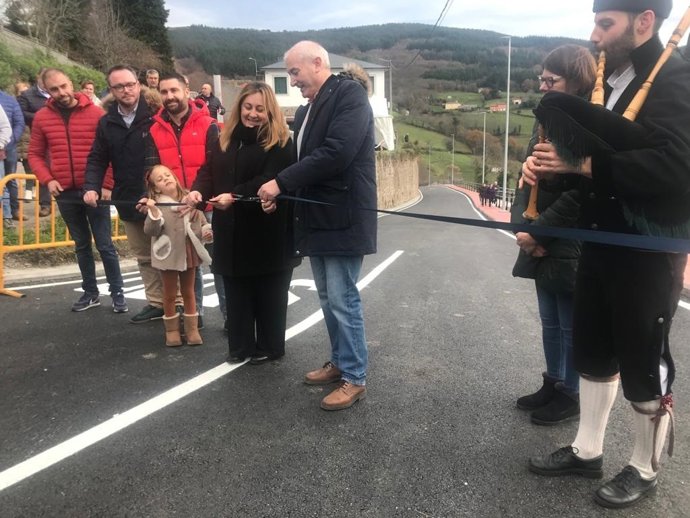La consejera de Educación, Lydia Espina, que ha participado hoy, junto al alcalde de Allande, José Antonio Mesa, miembros de la corporación municipal y vecinos en la inauguración de un nuevo vial en la capital del concejo.