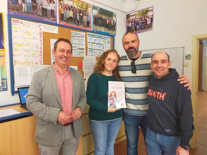 La profesora Yolanda Garrido del Colegio Alfredo Cazabán recibe el Premio Tiza de Oro 2022