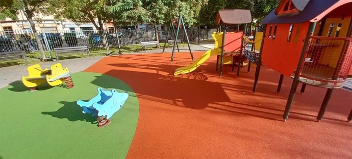 Nuevo pavimento del parque infantil de General Riera.