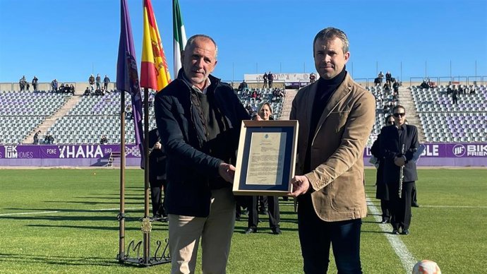 Millán recibe el certificado de la Casa Real que refrenda el título de Real Club de Fútbol al Real Jaén