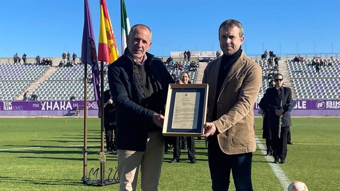 Millán recibe el certificado de la Casa Real que refrenda el título de Real Club de Fútbol al Real Jaén