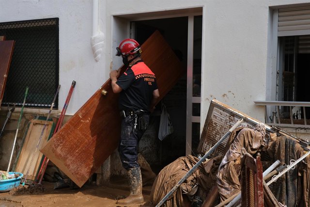 Archivo - Els bombers desallotgen electrodomèstics d'un habitatge inundat a Alcanar (Tarragona) arran de la tormenta del setembre del 2021
