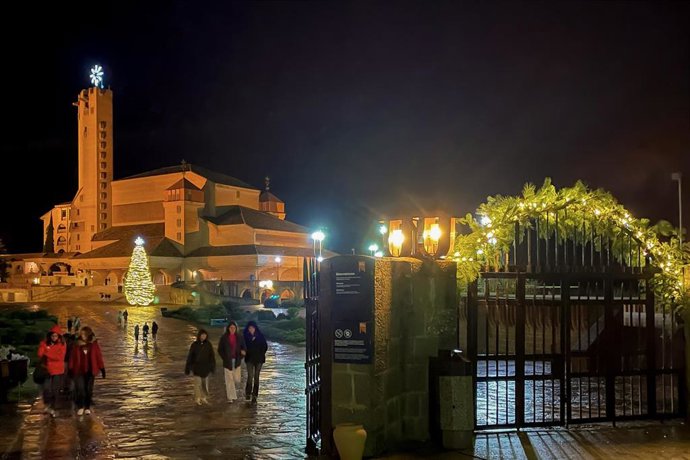 El Santuario de Torreciudad cuenta con iluminación navideña, con una estrella de seis metros de diámetro y un gran árbol de Navidad.