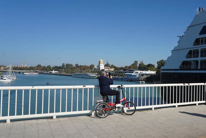 Archivo - Cruceros llegando al Puerto de Sevilla, archivo