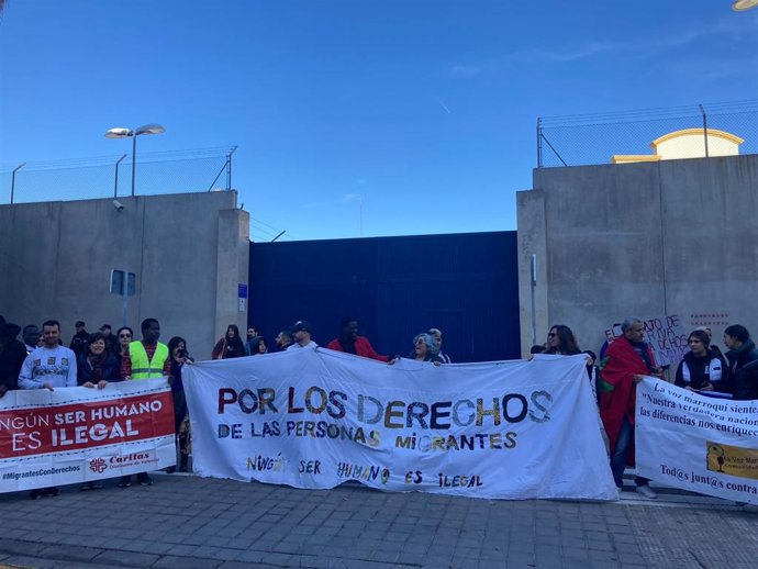 Final de la manifestación en la puerta del CIE de Zapadores