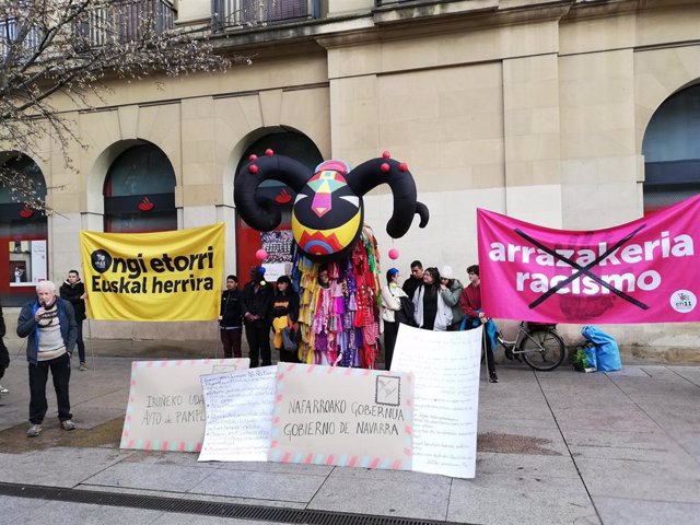 Acto de la Coordinadora Antirracista de Navarra frente a la sede del Gobierno foral.