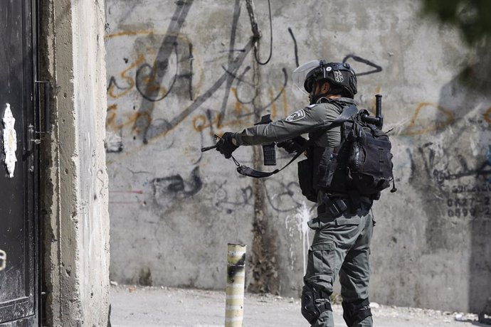 Archivo - 10 October 2022, Israel, Jerusalem: An Israeli soldier patrols Shuafat refugee camp during a searching operation for the shooter of Saturday's shooting attack. Israel Defense Forces and border police are searching for the suspected gunman behi