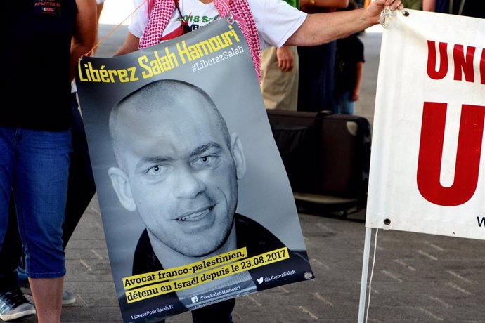 Un cartel de protesta en Francia con el rostro del abogado francopalestino Salá Hamuri