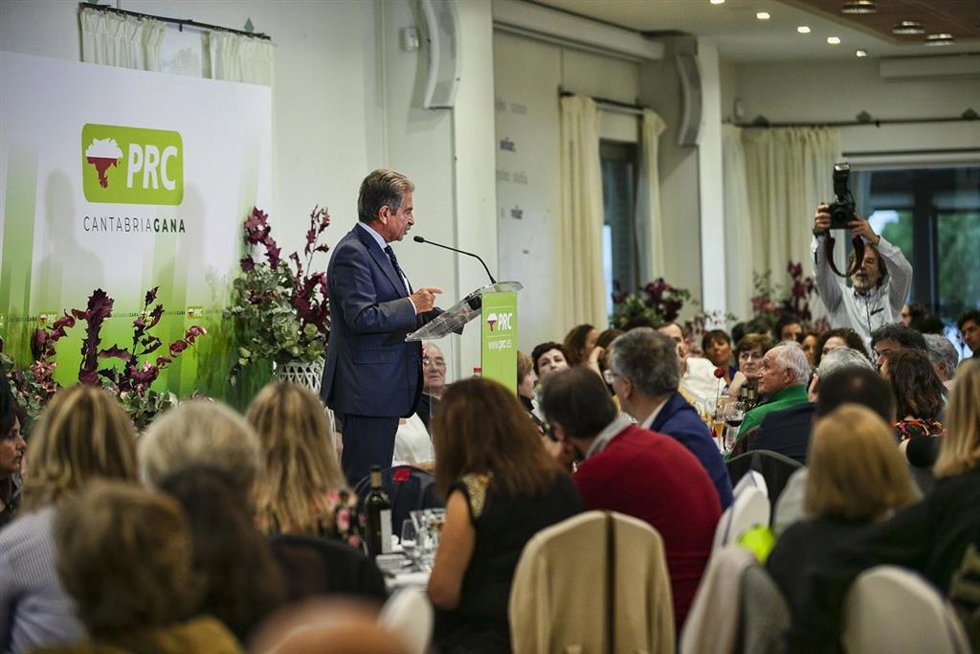 Archivo - Imagen de archivo de Miguel Ángel Revilla interviniendo en la comida de Navidad del PRC