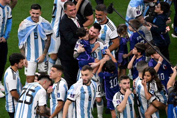 18 December 2022, Qatar, Lusail: Argentina's Lionel Messi and his teammates celebrate victory after the penalty shoot-out of the FIFA World Cup Qatar 2022 final soccer match between Argentina and France at the Lusail Stadium. Photo: Robert Michael/dpa