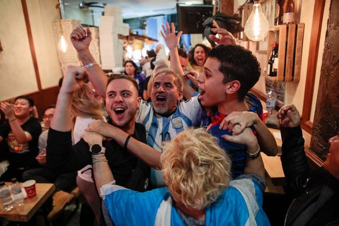 Aficionats argentins segueixen la final del Mundial de Catar en el bar L'Empanada de Pap, a 18 de desembre de 2022, a Barcelona.