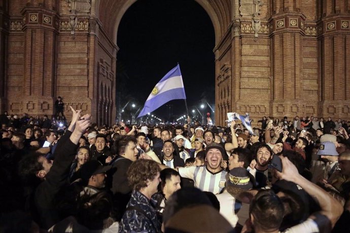 Más de 1.000 aficionados argentinos celebran en el Arc de Triomf su victoria en el Mundial