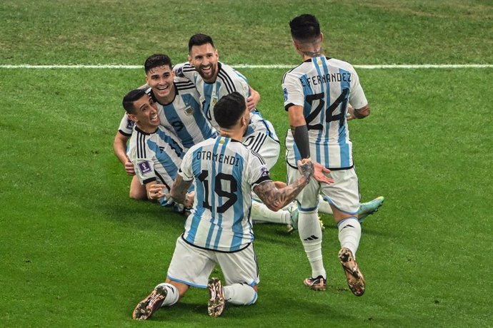 18 December 2022, Qatar, Lusail: Argentina's Angel di Maria celebrates scoring his side's second goal with teammates during the FIFA World Cup Qatar 2022 final soccer match between Argentina and France at the Lusail Stadium. Photo: Robert Michael/dpa