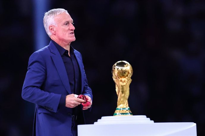 Didier Deschamps pasa al lado de la copa de campeón tras la final del Mundial de Catar