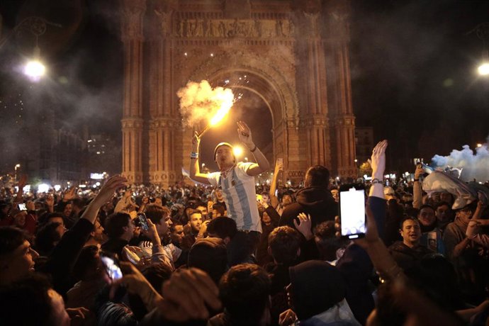 Uns 9.000 afeccionats argentins celebren a l'Arc de Triomf la seva victria en el Mundial