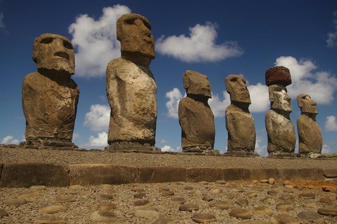 Archivo - Famosos monumentos ahu en la isla de Pascua o Rapa Nui, en Chile