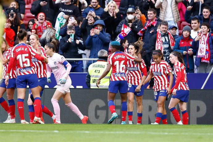 Las jugadoras del Atlético de Madrid celebran el 2-1 de Marta Cardona ante el Betis en la Liga F 2022-2023