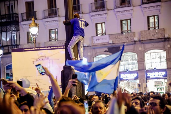 Cientos de aficionados argentinos celebran la victoria de la Selección Argentina en el Mundial de Qatar 2022, a 18 de diciembre de 2022, en Madrid (España). Argentina se ha proclamado campeona del mundo por tercera vez en su historia después de superar 