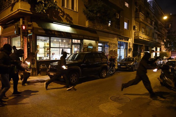 Enfrentamientos entre policías y manifestantes en Atenas, Grecia