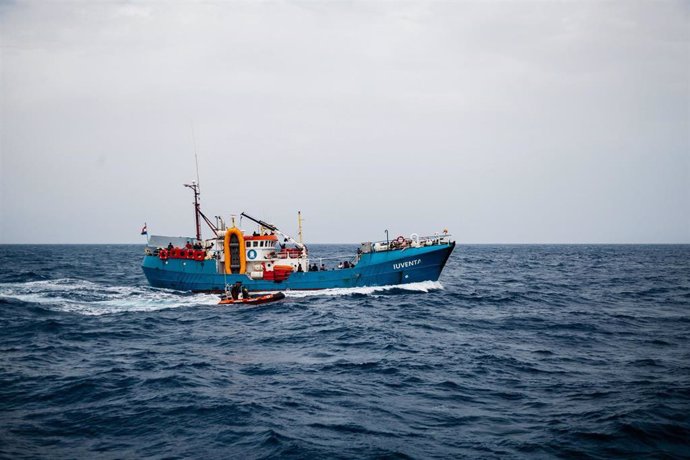 Archivo - Servicios civiles durante una operación de rescate de migrantes en el mar Mediterráneo