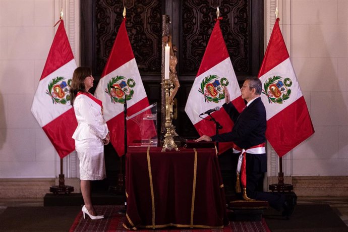 La presidenta de Perú, Dina Boluarte, en el juramento del cargo de primer ministro de Pedro Angulo, Lima