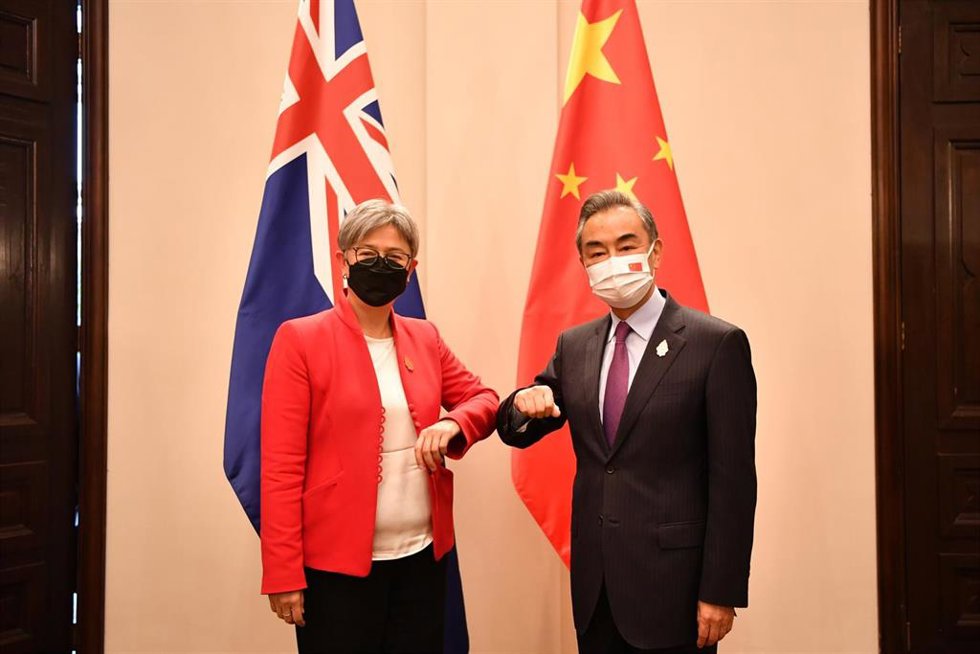 Archivo - La ministra de Exteriores de Australia, Penny Wong, y su homólogo chino Wang Yu, en un encuentro al margen de la cumbre del G20 en Bali